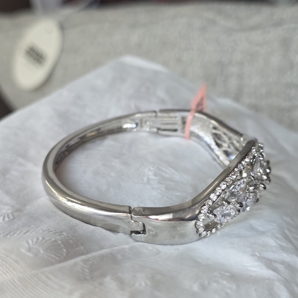 Boutique Elegant Silver Crystal Bracelet - Picture 5 of 14